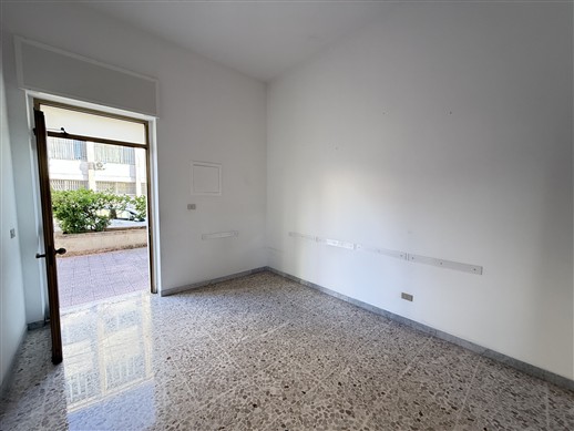 Locale Categoria Catastale A/10. Piano Terra, Ingresso Indipendente.